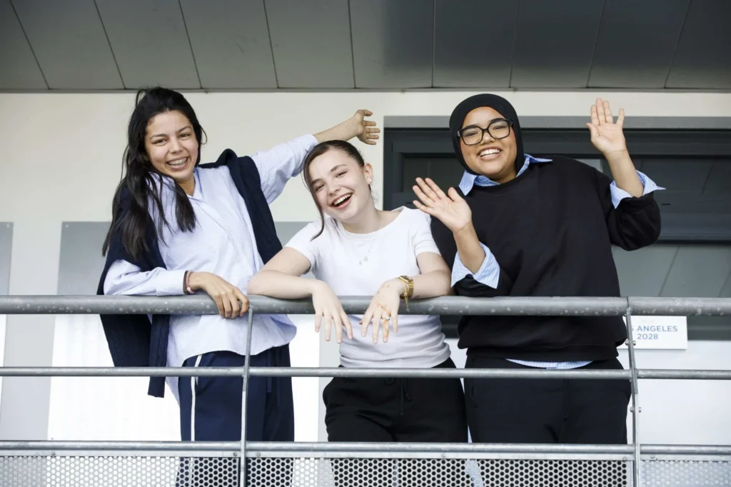 Trio of Young Women L dans la Ville