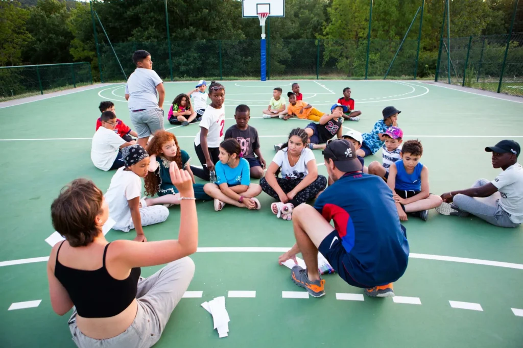 Groupe de jeunes sur un terrain à Chabotte