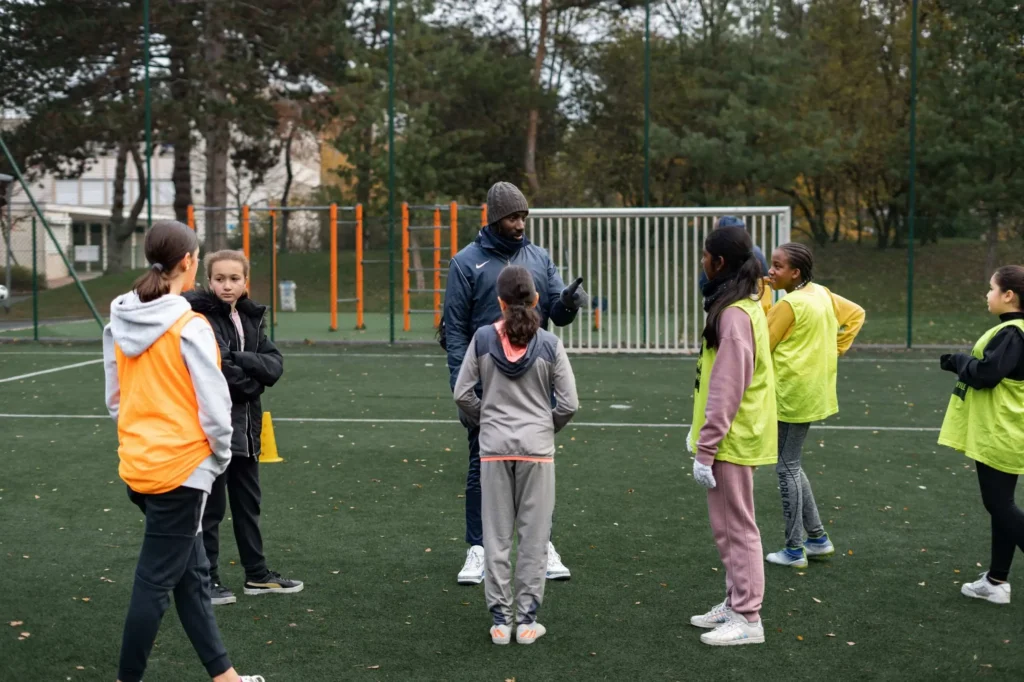 Field with a coach and young people