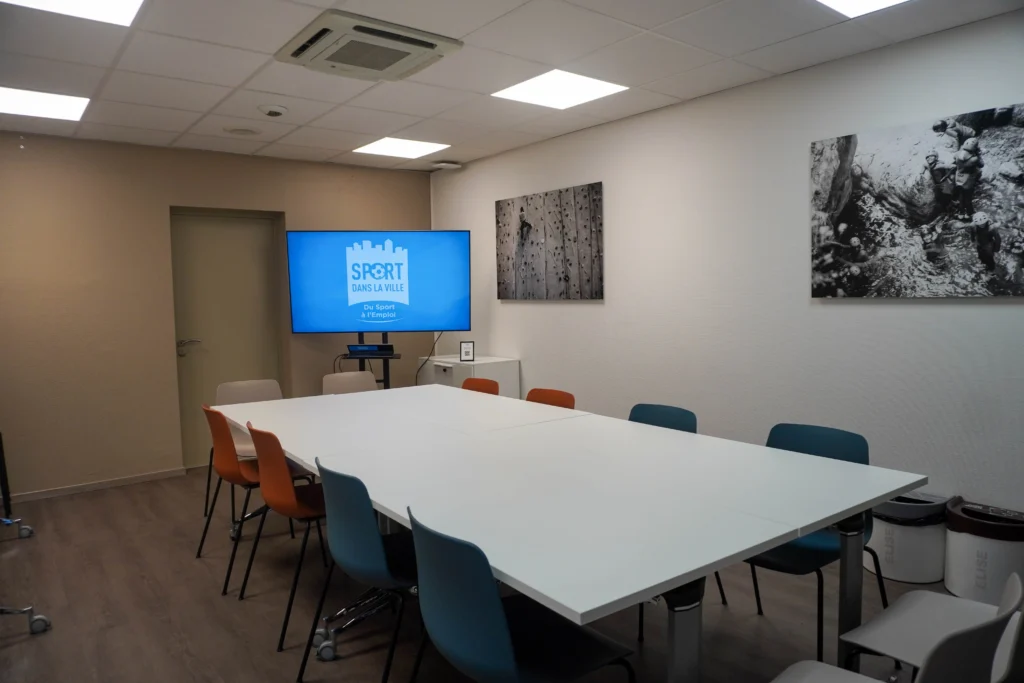 Los Angeles 28 Room, Meeting Format