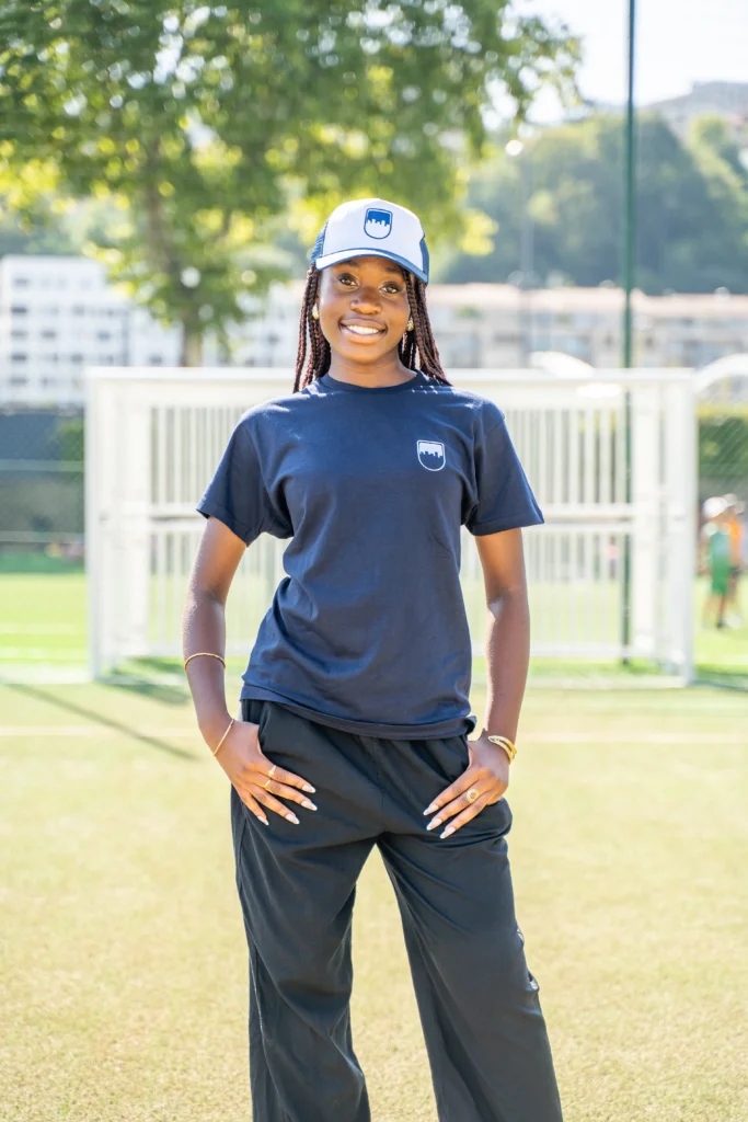 Young woman wearing a T-shirt and cap from Decathlon's "Ligne Solidaire" line and Sport dans la Ville